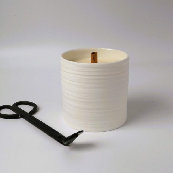 bougie parfumee pot porcelaine blanche motif drape meche bois