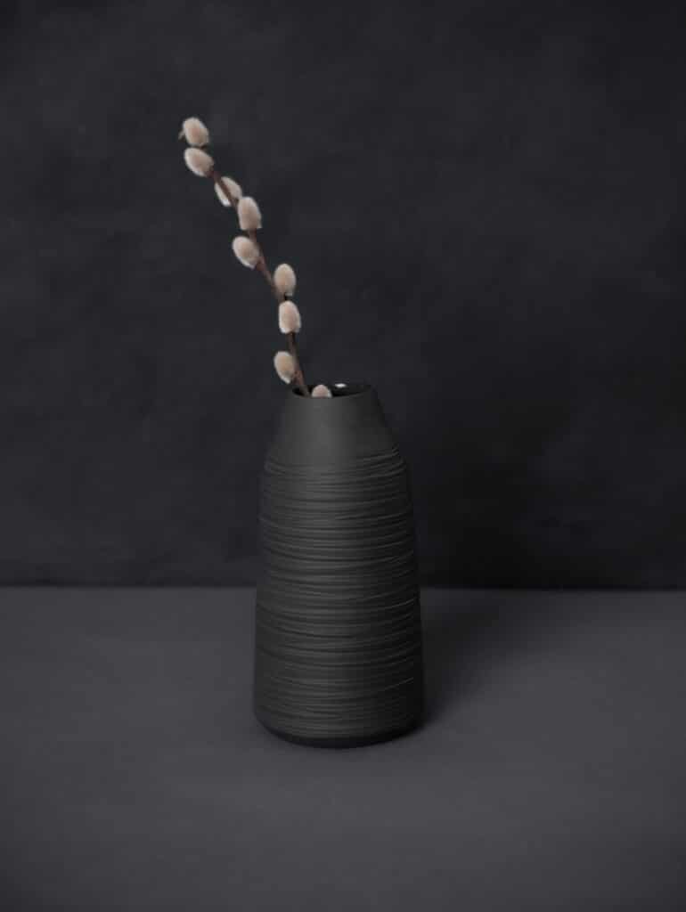 vase Elegant en porcelaine teintée Noir intense motif drapé fait main