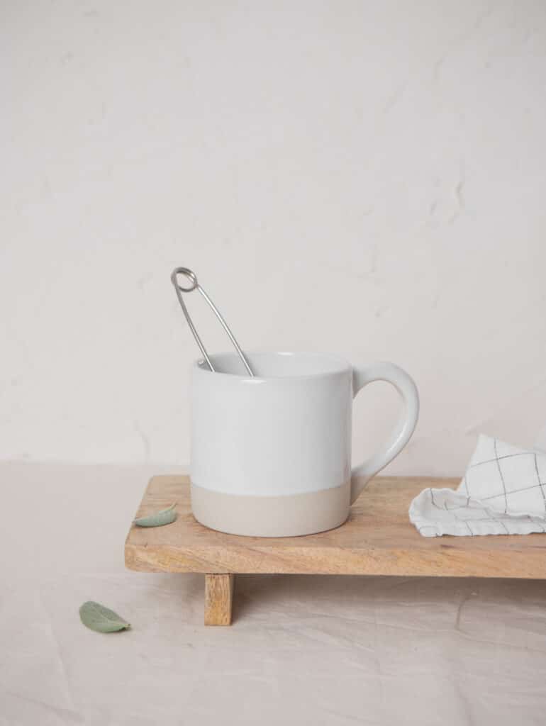 Mug en grès nature beige lin émail blanc avec anse pour café thé infusion cocoon zen