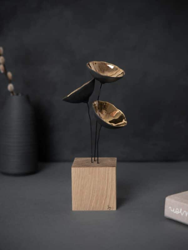 Fleurs en porcelaine noire avec lustre or à l'intérieur, 3 fleurs sur tige acier et socle en bois de chêne brut