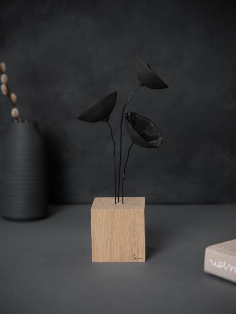 Fleurs en porcelaine noire, 3 fleurs sur tige acier et socle en bois de chêne brut